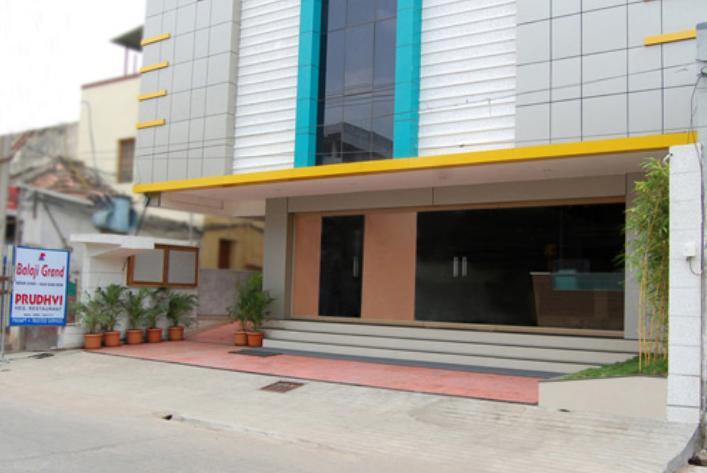 Hôtel Balaji Grand à Kākināda Extérieur photo